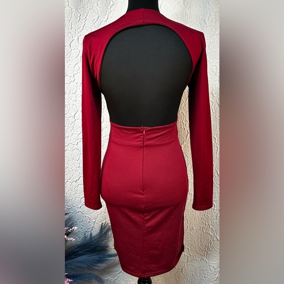 Deep V-Neck Long Sleeve Mini Red Dress with Cut out Back (M) - Picture 6 of 11